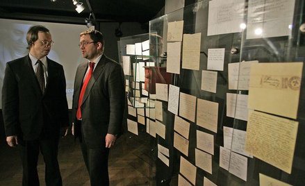 Od prawej dyrektor Muzeum Powstania Warszawskiego Jan Ołdakowski i podsekretarz stanu w Ministerstwi