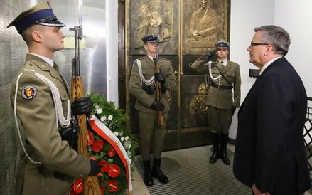 Prezydent Bronisław Komorowski złożył wieniec przed tablicą upamiętniającą ofiary katastrofy smoleńs