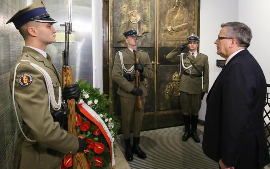 Prezydent Bronisław Komorowski złożył wieniec przed tablicą upamiętniającą ofiary katastrofy smoleńs