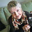 Jadwiga Has z książką „Życie w drugim planie”, wyd. Skorpion