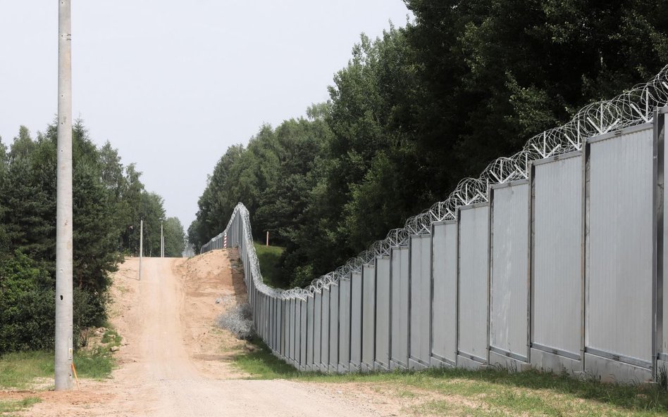 Zapora na granicy polsko-białoruskiej w okolicy wsi Nowodziel (gm. Kuźnica)