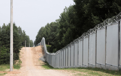 Zapora na granicy polsko-białoruskiej w okolicy wsi Nowodziel (gm. Kuźnica)