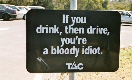 Znak drogowy w Australii: "Jeśli pijesz i jedziesz, jesteś cholernym idiotą"