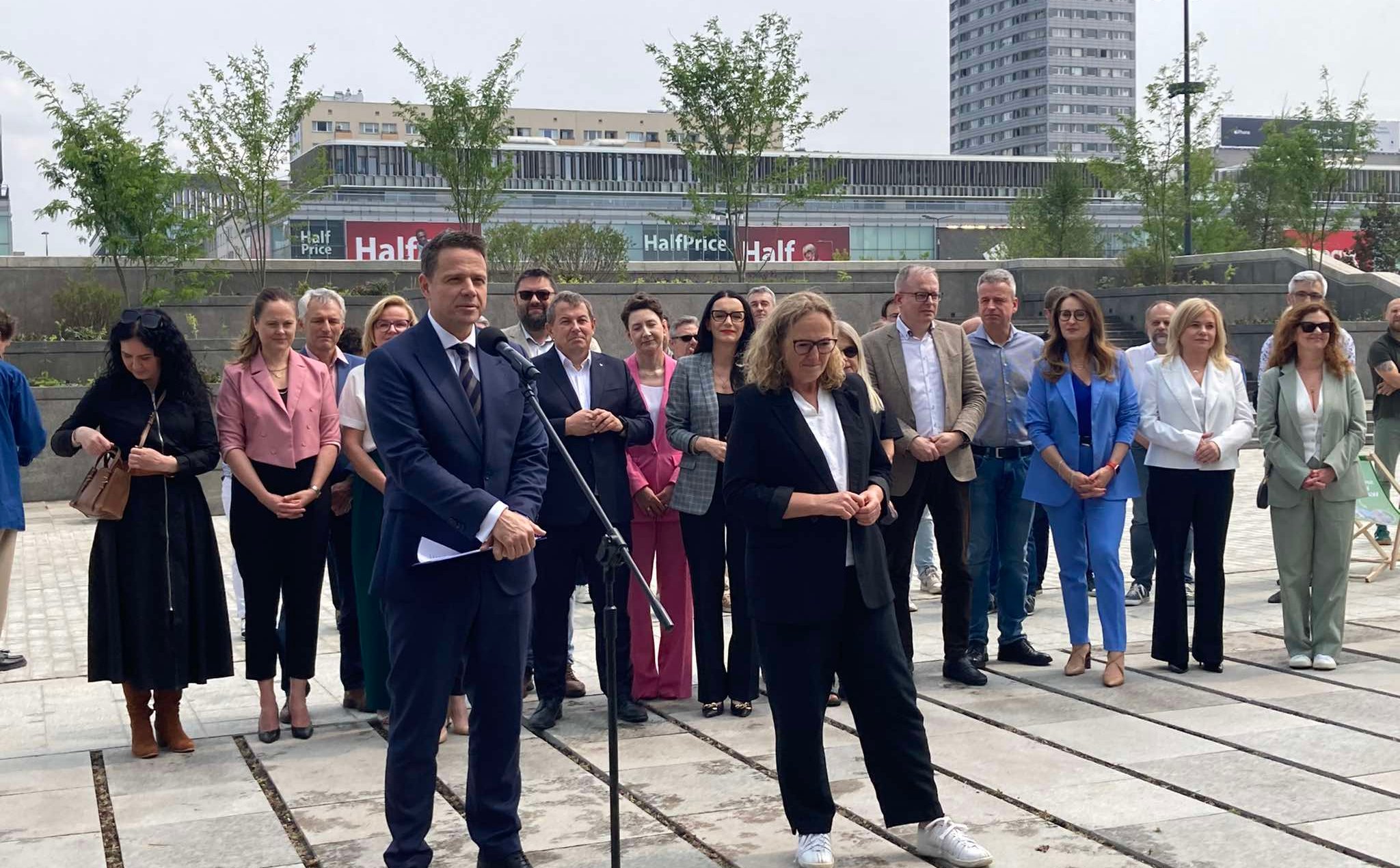 Plac Centralny otwarty. Sukces ogłoszono w otoczeniu koparek, robotników i policji