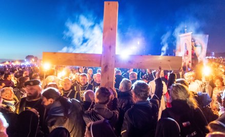 Sąd: katechetka mogła nieść krzyż na procesji, mimo zwolnienia lekarskiego