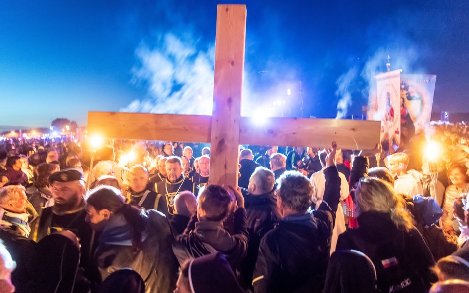 Sąd: katechetka mogła nieść krzyż na procesji, mimo zwolnienia lekarskiego