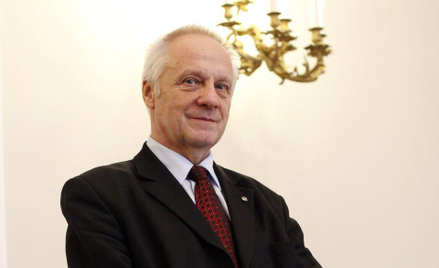 Kopiąc grób demokracji