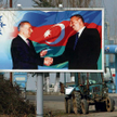 Stojące przy szosach całego kraju bilboardy przedstawiają symboliczną „prezydencką zmianę warty” (z 