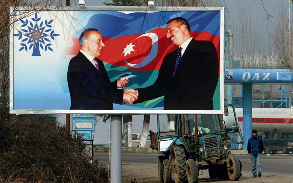 Stojące przy szosach całego kraju bilboardy przedstawiają symboliczną „prezydencką zmianę warty” (z 