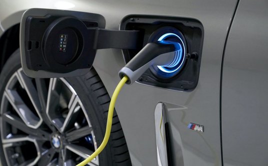 "Ładowanie hybrydy plug-in BMW"