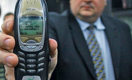 "Chcą pana odwołać ze stanowiska. Stoją za tym politycy z ...” – to fragment esemesa, którego Roman 
