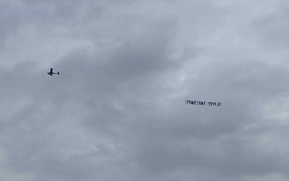 Hołd Powstańcom pojawił sie nie tylko na wodzie, ale również w powietrzu