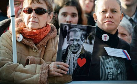 Na ubraniach – znaczki z klepsydrą, w ręku – portret Vaclava Havla. Demonstranci w Pradze, 16 listop