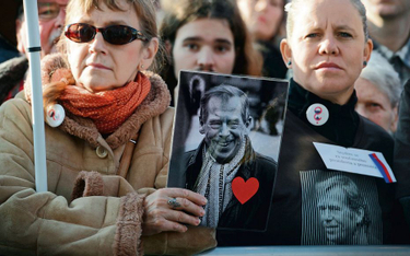 Na ubraniach – znaczki z klepsydrą, w ręku – portret Vaclava Havla. Demonstranci w Pradze, 16 listop