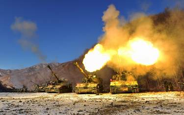 Haubicoarmaty samobieżne K55A1 podczas strzelań ćwiczebnych. Fot./Ministerstwo Obrony Republiki Kore
