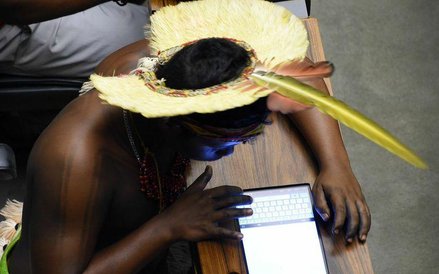 Brazylia. Uczestnik uroczystości na cześć ludności autochtonicznej w Kongresie Narodowym