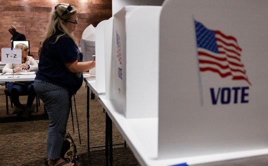 Kobieta oddaje głos w wyborach prezydenckich w Ohio