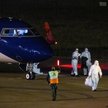 Pasażerowie MV Hondius na lotnisku w Holandii po przylocie z Teneryfy