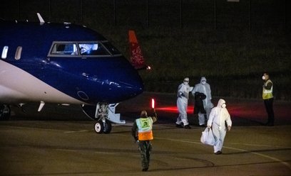 Pasażerowie MV Hondius na lotnisku w Holandii po przylocie z Teneryfy
