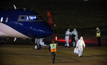 Pasażerowie MV Hondius na lotnisku w Holandii po przylocie z Teneryfy