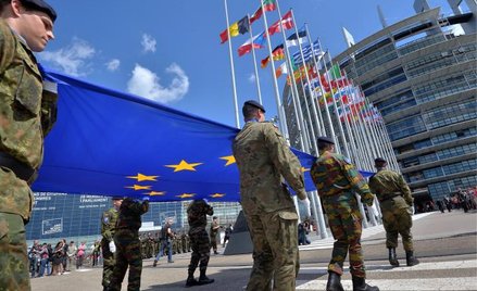 Żołnierze Eurokorpusu wprowadzają flagę UE do Parlamentu Europejskiego na inauguracyjne posiedzenie 