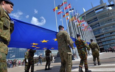 Żołnierze Eurokorpusu wprowadzają flagę UE do Parlamentu Europejskiego na inauguracyjne posiedzenie 