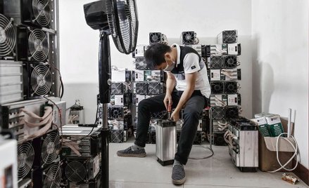 Technik w jednej z chińskich kopalni bitcoinów (w mieście Ordos, region Mongolia Węwnętrzna). Sprzęt