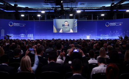 Wołodymyr Zełenski przemawia do uczestników konferencji w Londynie