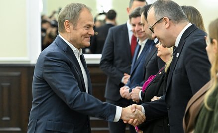 Premier Donald Tusk (L) i minister sprawiedliwości Adam Bodnar (P) podczas posiedzenia rządu w KPRM 