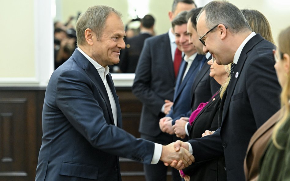 Premier Donald Tusk (L) i minister sprawiedliwości Adam Bodnar (P) podczas posiedzenia rządu w KPRM 