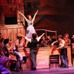 "Crazy for You" rozgrywa się w nietypowym, jak na musical, pejzażu, czyli na pustyni w Nevadzie. Tea