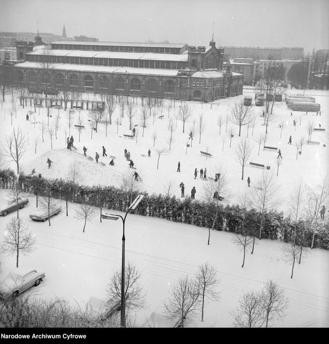 Fotografia Hali Gwardii i skweru przy Os. Za Żelazną Bramą