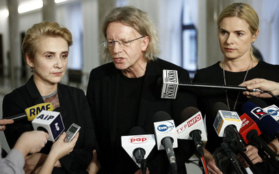 Troje posłów Nowoczesnej - Scheuring-Wielgus, Schmidt i MIeszkowski w proteście przeciwko decyzji pa