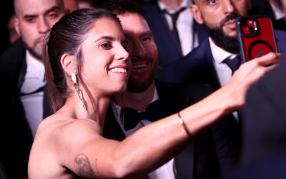 Hiszpańska piłkarka Alba Redondo pozująca do selfie z Leo Messim