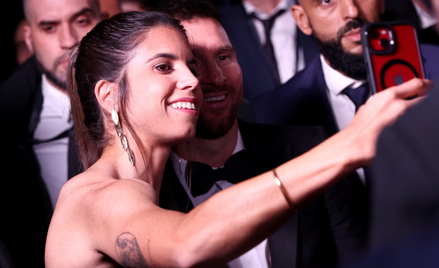 Hiszpańska piłkarka Alba Redondo pozująca do selfie z Leo Messim