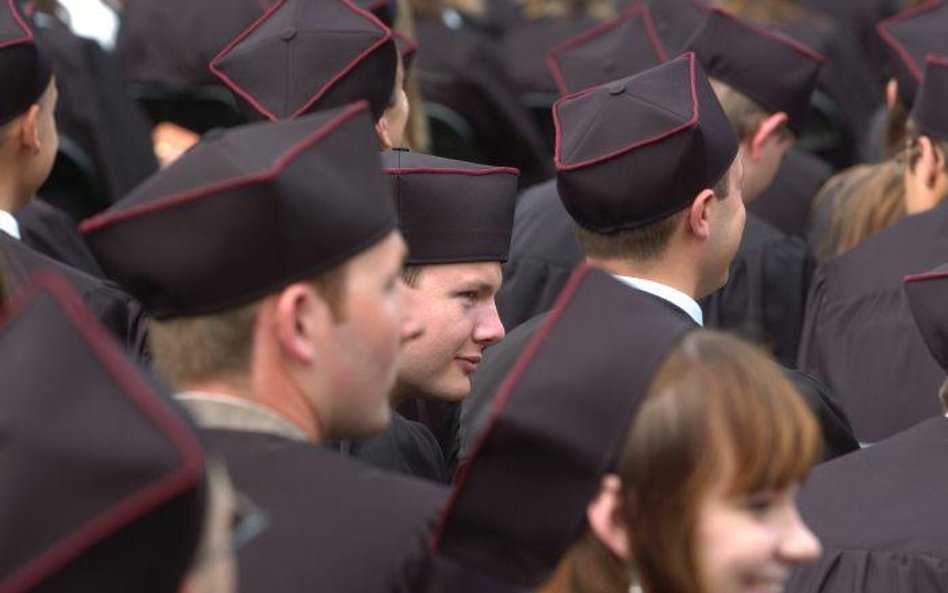 Jesień to okres poszukiwania pracy przez absolwentów uczelni wyższych.