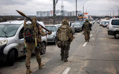 Ukraińscy żołnierze na przemieściach Irpienia (obwód kijowski)