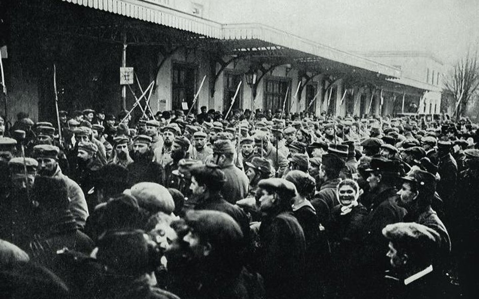 Kolumna Niemców wziętych do niewoli w bitwie nad Marną, fotografia z 10 października 1914 r.