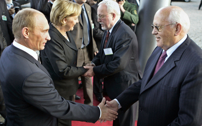 Michaił Gorbaczow i Władimir Putin, a w tle Angela Merkel i Lothar de Maiziere (były premier NRD). S