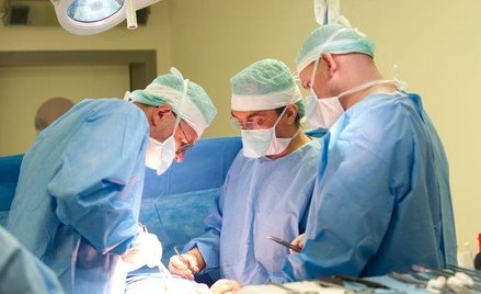 SN: NFZ ma refundować zabiegi niezbędne ze względu na zagrożone zdrowia lub życie