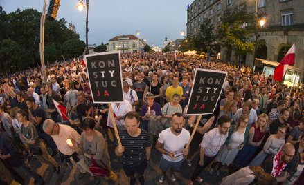 Die Welt: PiS uśpił własne społeczeństwo, Polacy nie są bojownikami o wolność