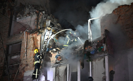 Charków, akcja strażaków po uderzeniu rosyjskiego pocisku w budynek, fotografia z 31 maja