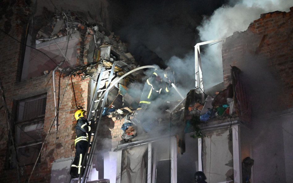 Charków, akcja strażaków po uderzeniu rosyjskiego pocisku w budynek, fotografia z 31 maja