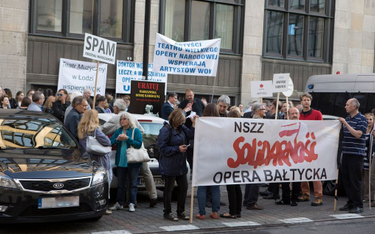 Protest przed budynkiem Filharmonii Narodowej w Warszawie