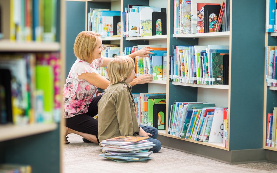 Biblioteki publiczne pozwalają na korzystanie ze swoich zbiorów wszystkim mieszkańcom, z reguły za d