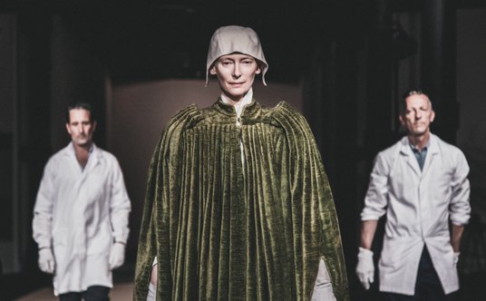 Tilda Swinton w jednym z kostiumów do „Embodying Pasolini”