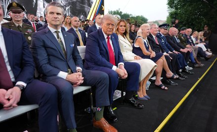 Prezydent USA Donald Trump, sekretarz obrony Pete Hegseth i pierwsza dama Melania Trump podczas para