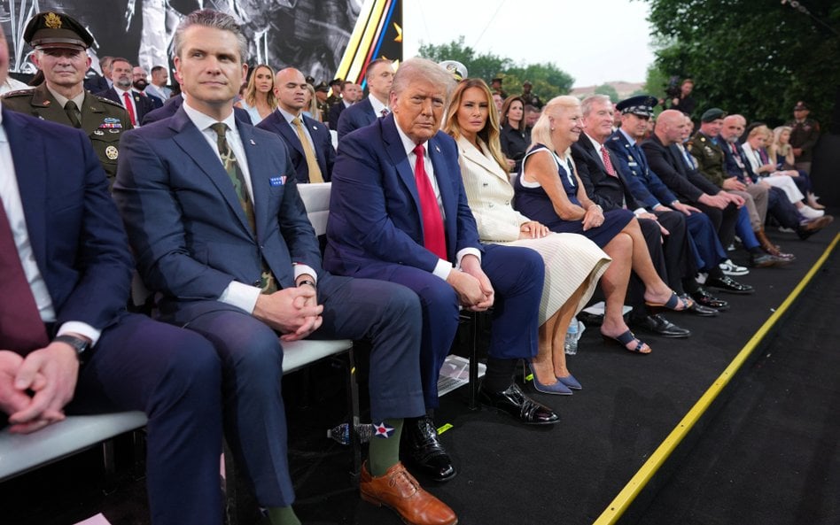 Prezydent USA Donald Trump, sekretarz obrony Pete Hegseth i pierwsza dama Melania Trump podczas para