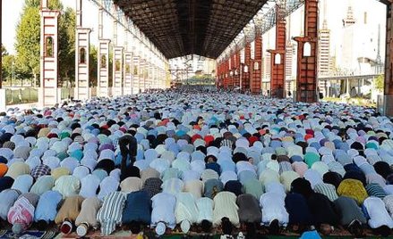 Turyn, modlitwa z okazji Id al Fitr. Pobliski kościół Matki Bożej Pocieszycielki został po Wielkanoc