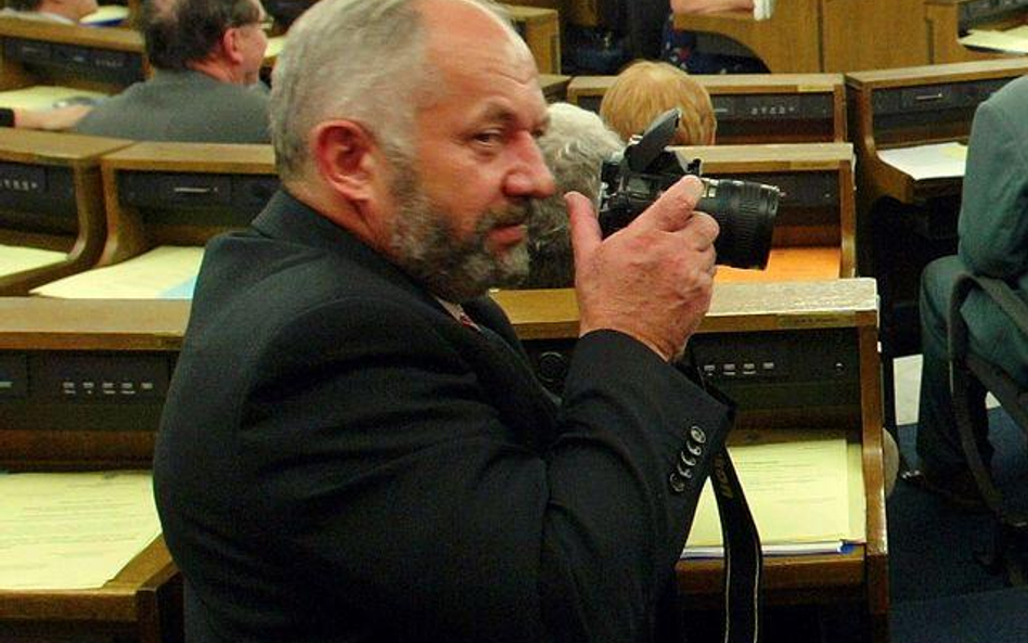 Henryk Stokłosa w 2005 r. jeszcze jako senator, robi pamiątkowe zdjęcia na koniec kadencji